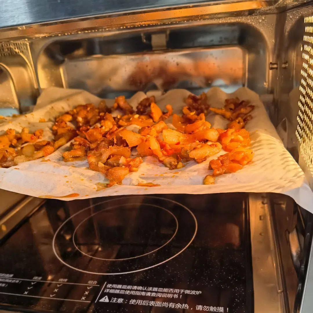 5,中途可以将烤肉翻个面哦;4,放入微波炉中,选烧烤组合模式,时间8分钟