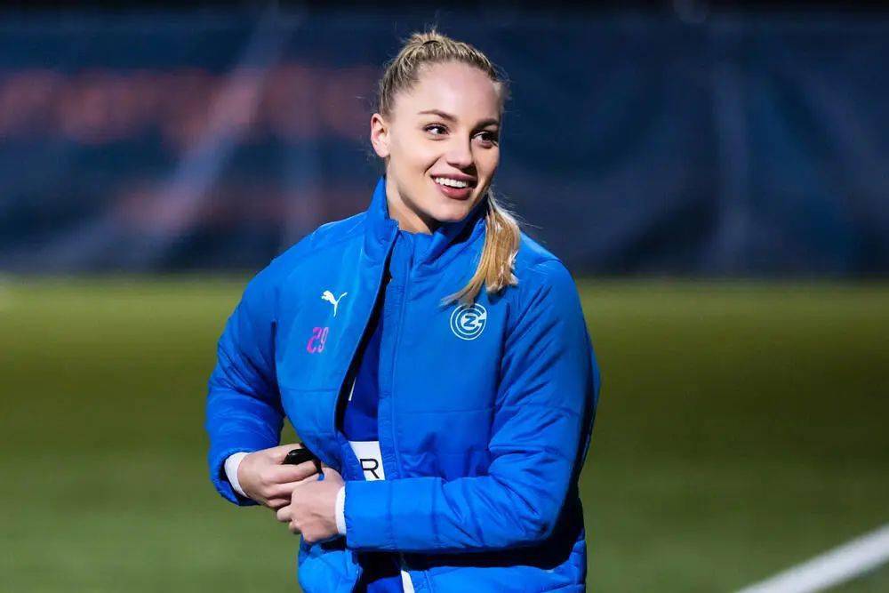 性感丨草蜢女足有一枚金色炸弹