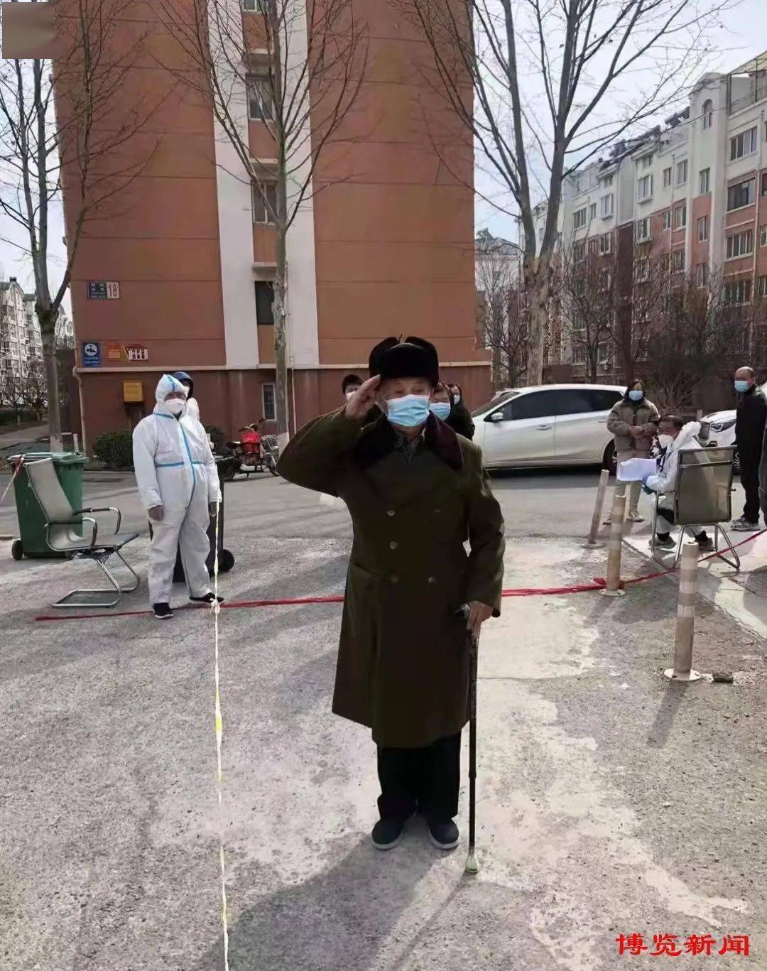 在周村90岁的退役军人向核酸检测人员敬了一个标准的军礼那是他对抗