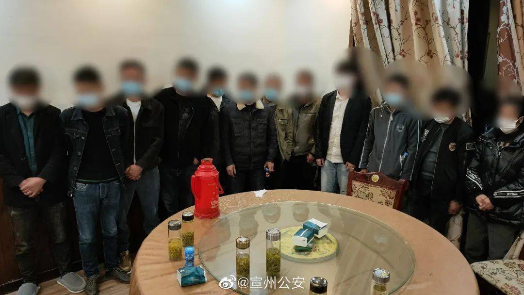 發現某飯店內有12人聚集賭博,還有多人圍觀且均未佩戴口罩,民警立即將