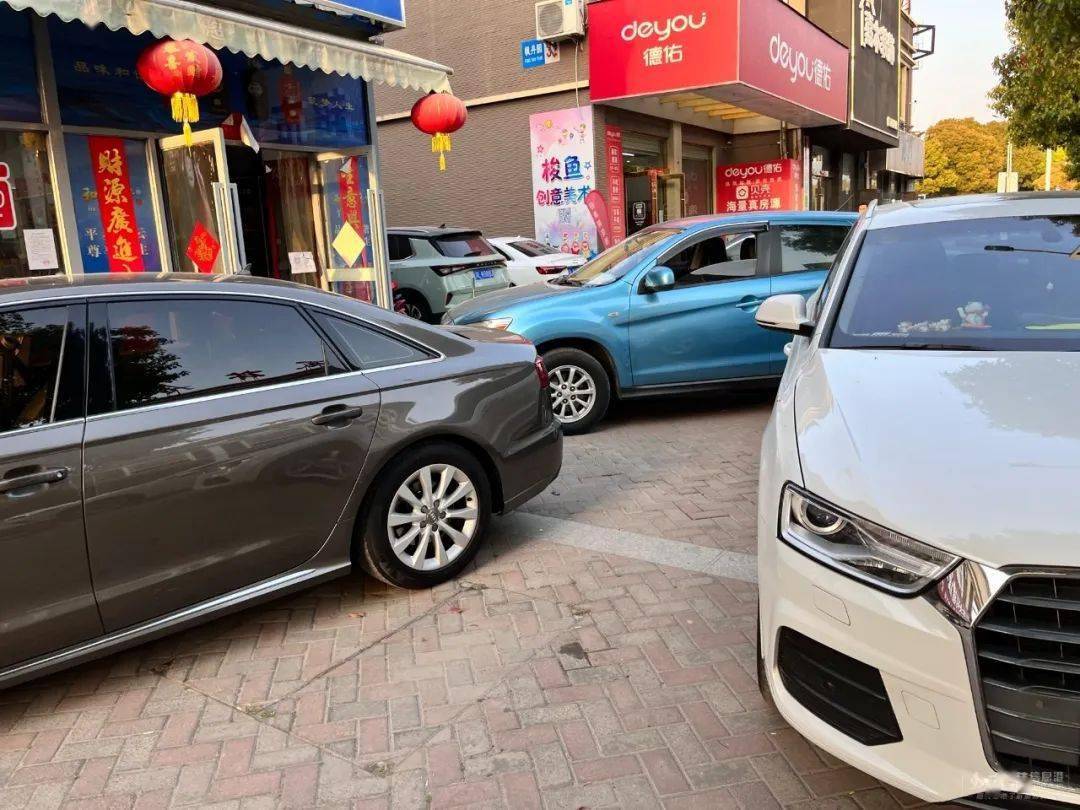 网友爆料镇江新区某店门口这样停车你看行不行