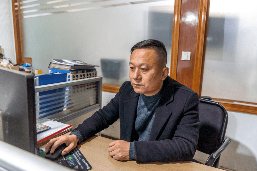 59岁,中共党员,籍贯浙江余姚,现居住在余姚市泗门镇泗北村,现任宁波佳