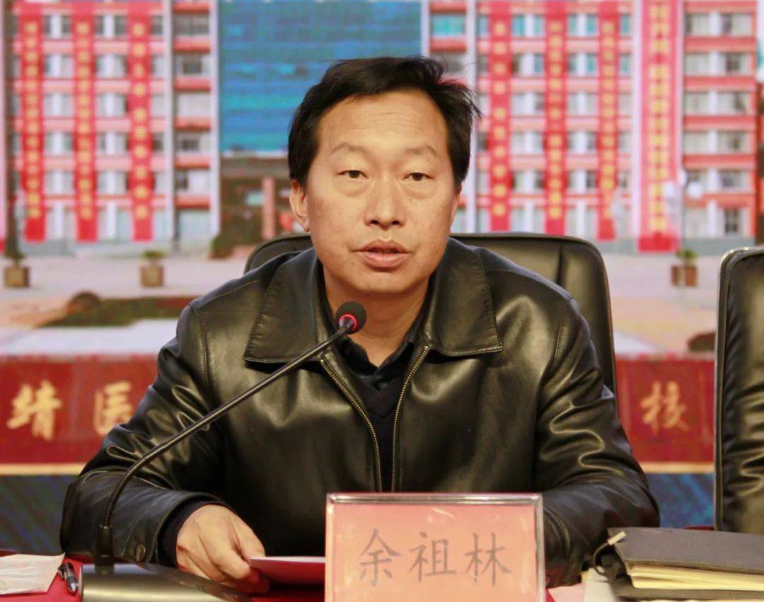 党委书记余祖林,校长王明琼分别与专项工作组签订目标责任书,与责任