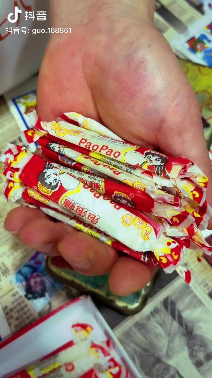 小时候吃的泡泡糖你还记得吗吃过的都有两个宝宝了吧童年零食童年记忆