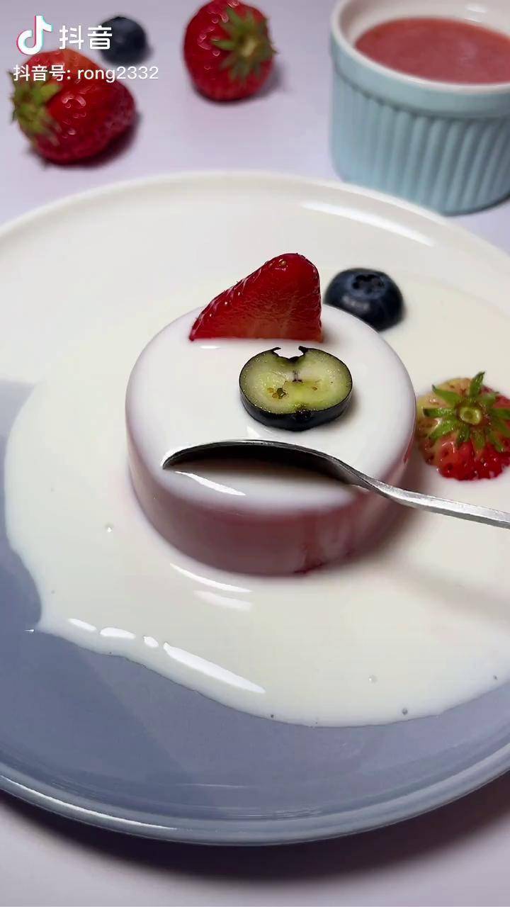 草莓季一定不能错过的一款甜品抖音美食创作人草莓果冻热门dou小助手