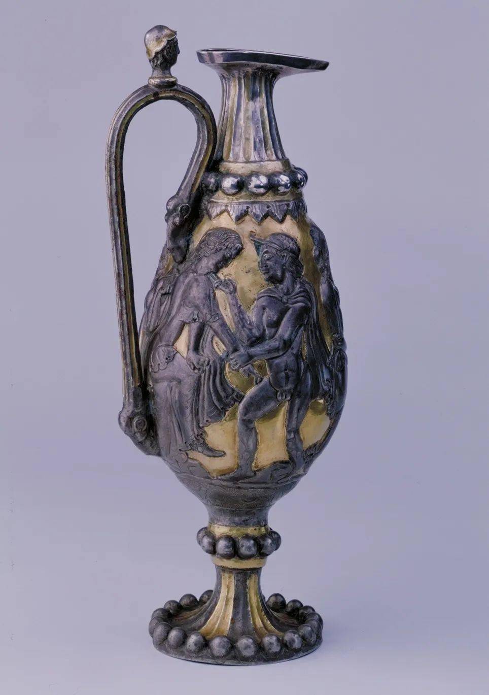 【线上识"国宝"】宁夏固原博物馆馆藏一级文物波斯鎏金银壶_斗篷_左手