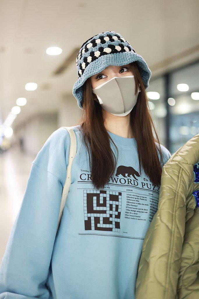 李菲儿穿蓝色卫衣微喇裤搭配针织帽毛绒包清新可爱