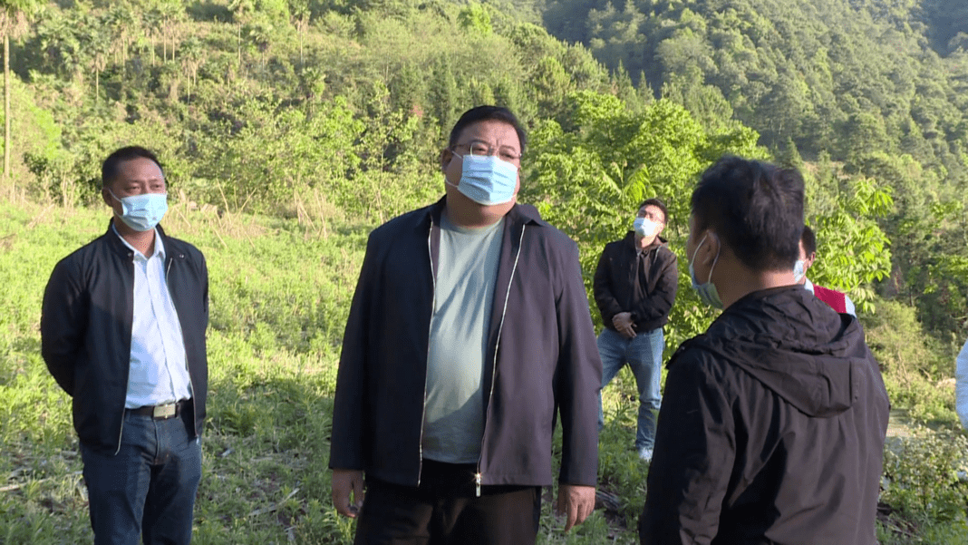 文晓波一行在车古乡哈垤村委会水蛭螺丝养殖项目选址