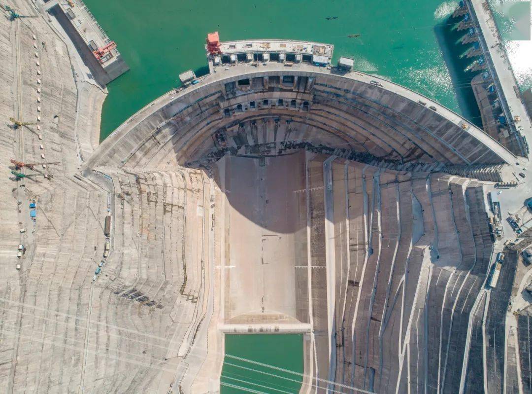 世界最大反拱型水垫塘完成首次检查