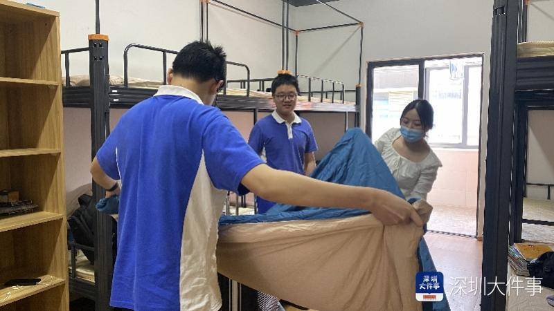 在厚德书院宿舍楼门口,老师们检查同学粤康码,行程码和健康申报卡,并