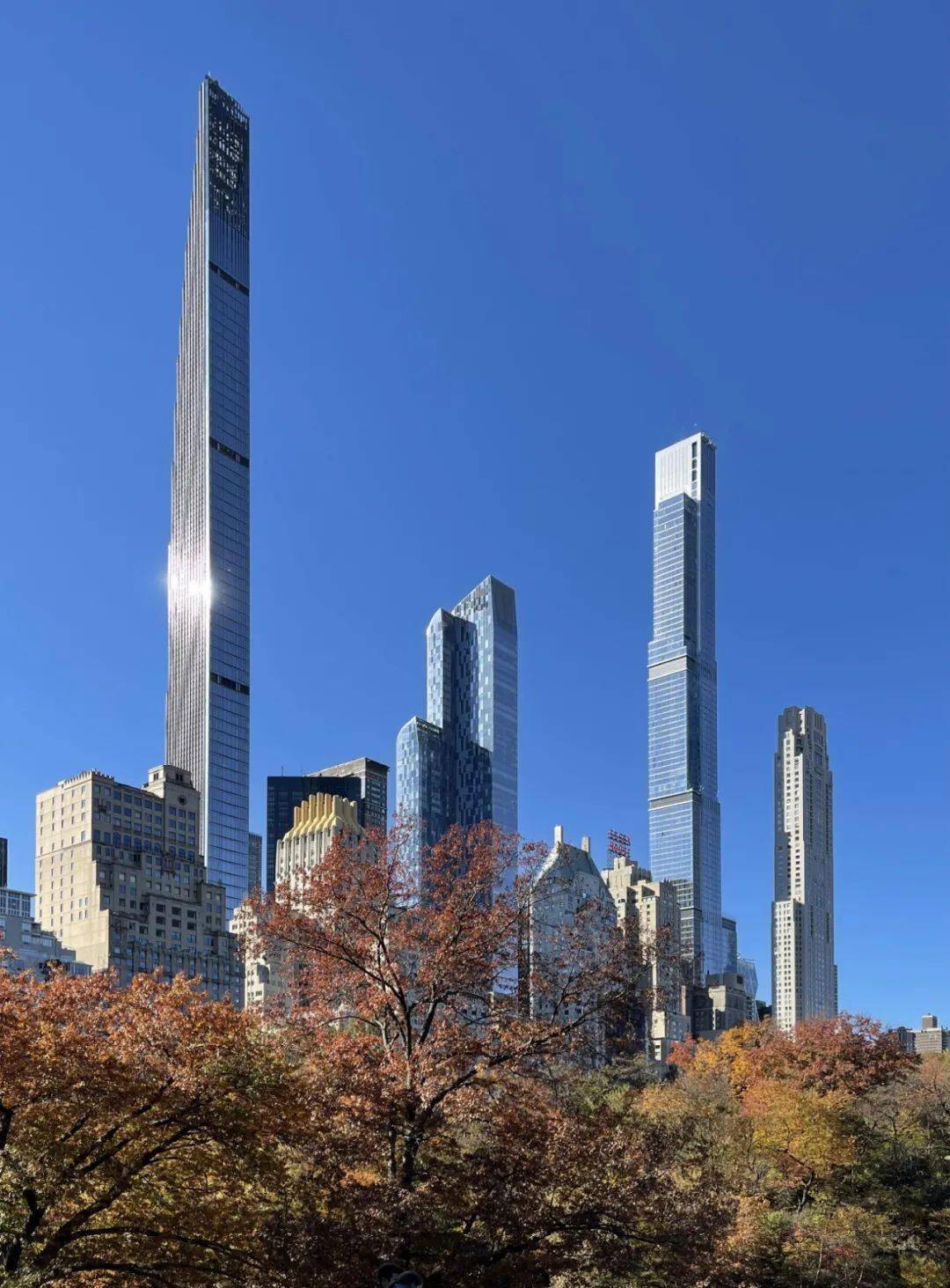 the steinway tower纤薄的外形从最近公布的实景照片可以看出一直备受