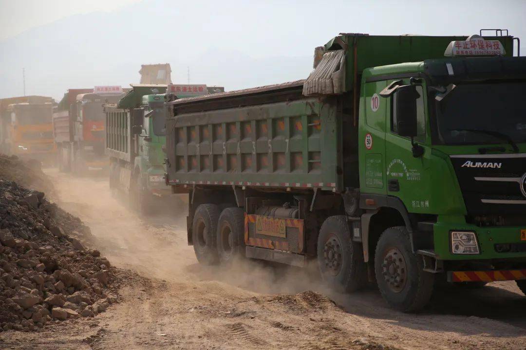 101巨发展推进比亚迪项目土方填运抢工战