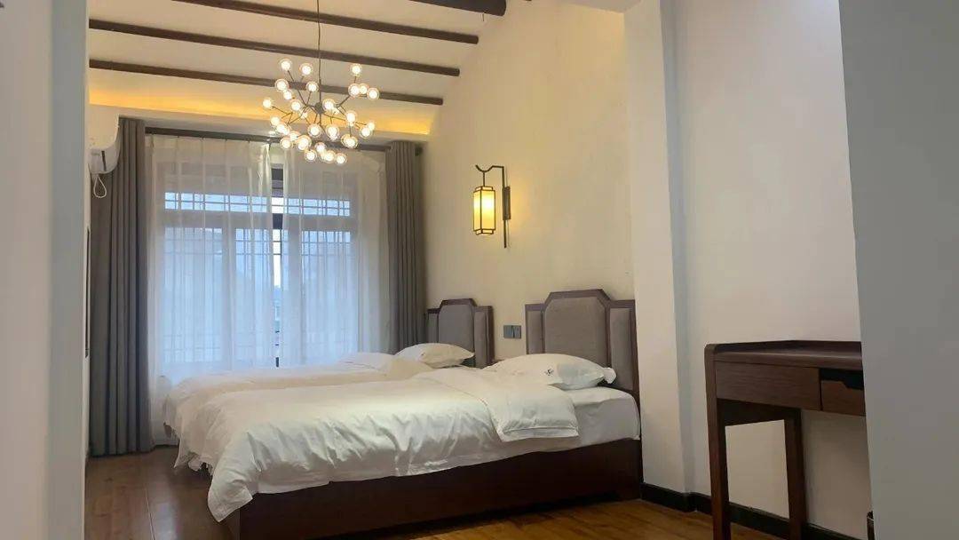 罗家院子月坝民宿振兴酒店月坝旅游度假区酒店清明时节,放河灯,寄托