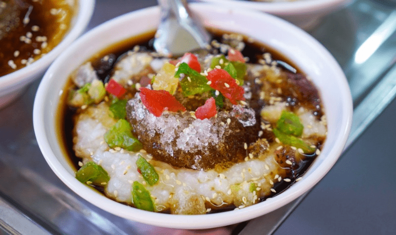 玉溪有名的冰稀饭是选用本地精选糯米煮成的稀饭,加入冰块,红糖稀
