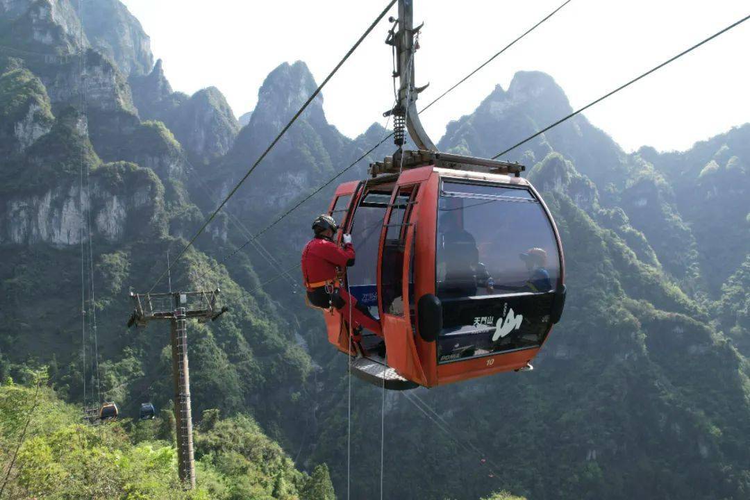 天门山索道突发故障乘客被困别慌这只是演习