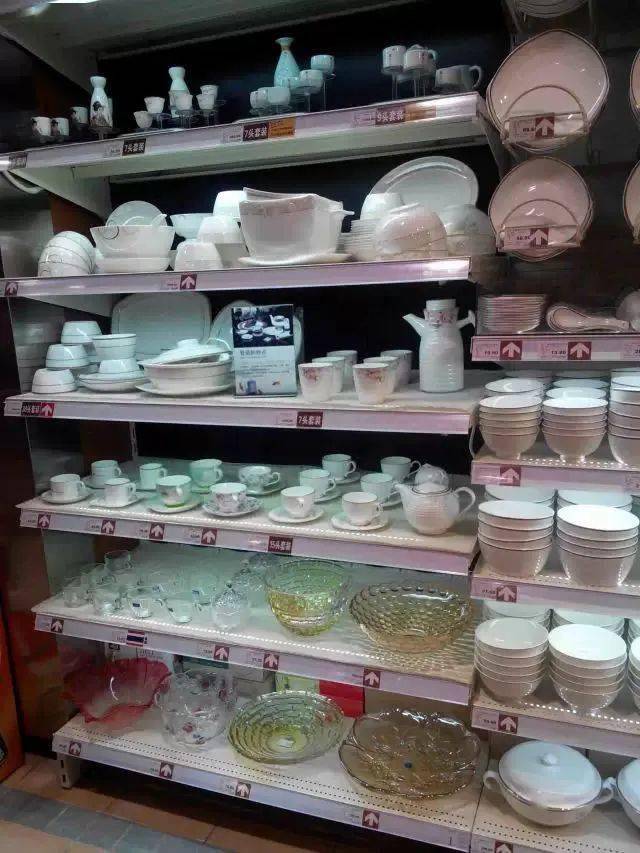 生产日期在先的商品摆放在销售前端,防止商品损耗.先进先出的原则01