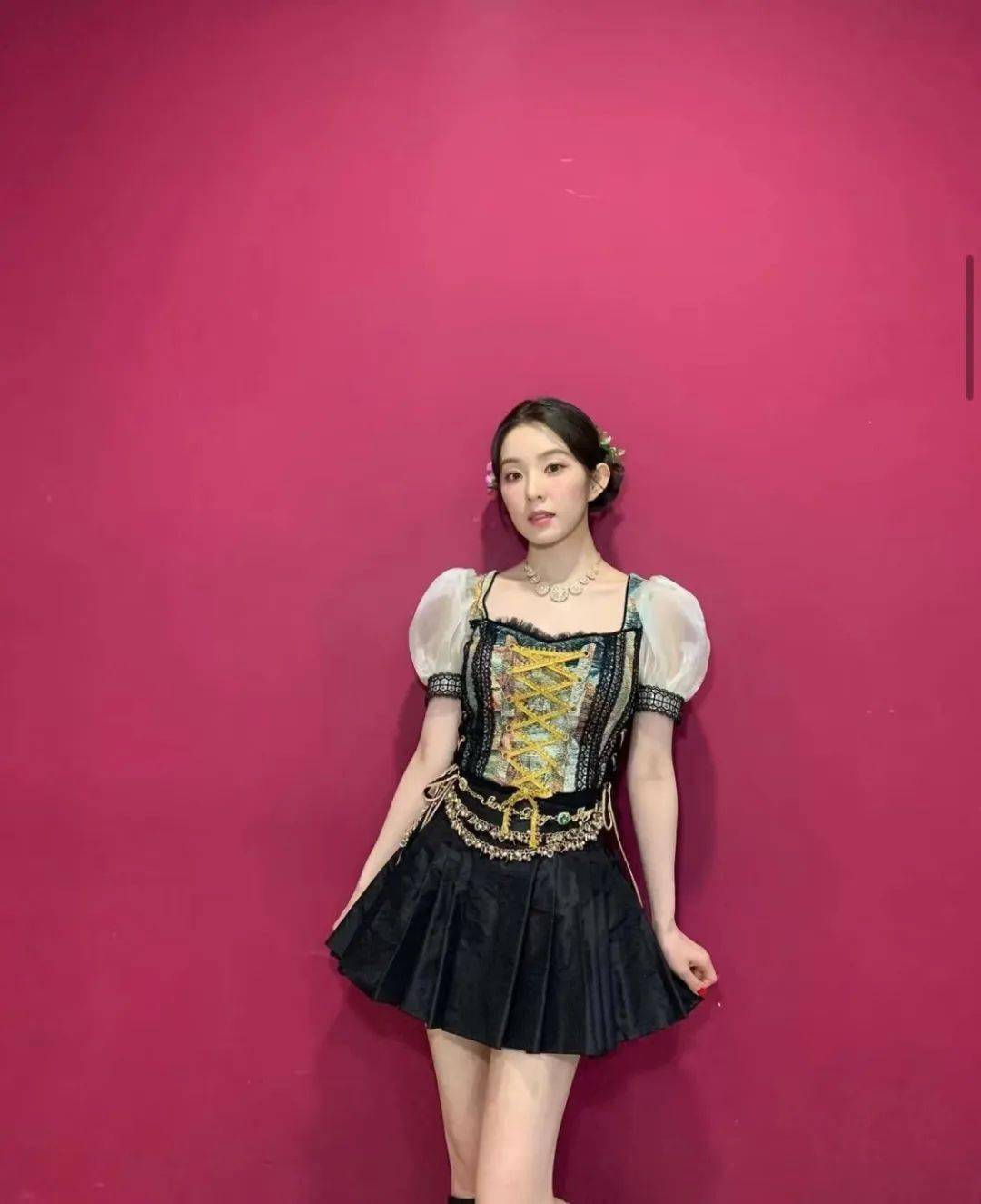 从预告到舞台打歌造型灵感来源于芭蕾舞者,irene犹如洋娃娃一般精致