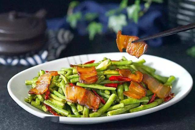 豇豆炒腊肉用它炒盘家常菜肥而不腻好吃还下饭