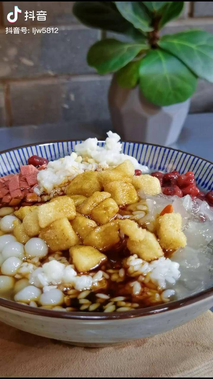 四川甜品的经典红糖糍粑冰粉儿