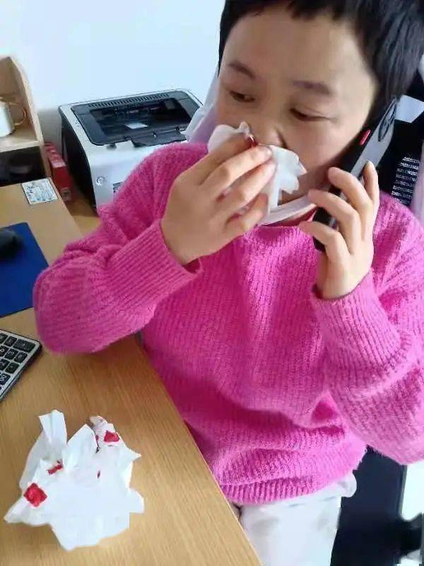 "郑院长,你流鼻血了!快休息休息吧!