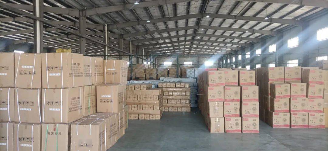 纺织袋,麻袋,移动式堵水墙等各类防汛物资按照不同类别整齐堆放在不同