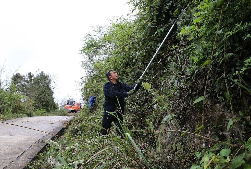 大修靠项目小养靠群众道真桃源乡农村公路养护有新招
