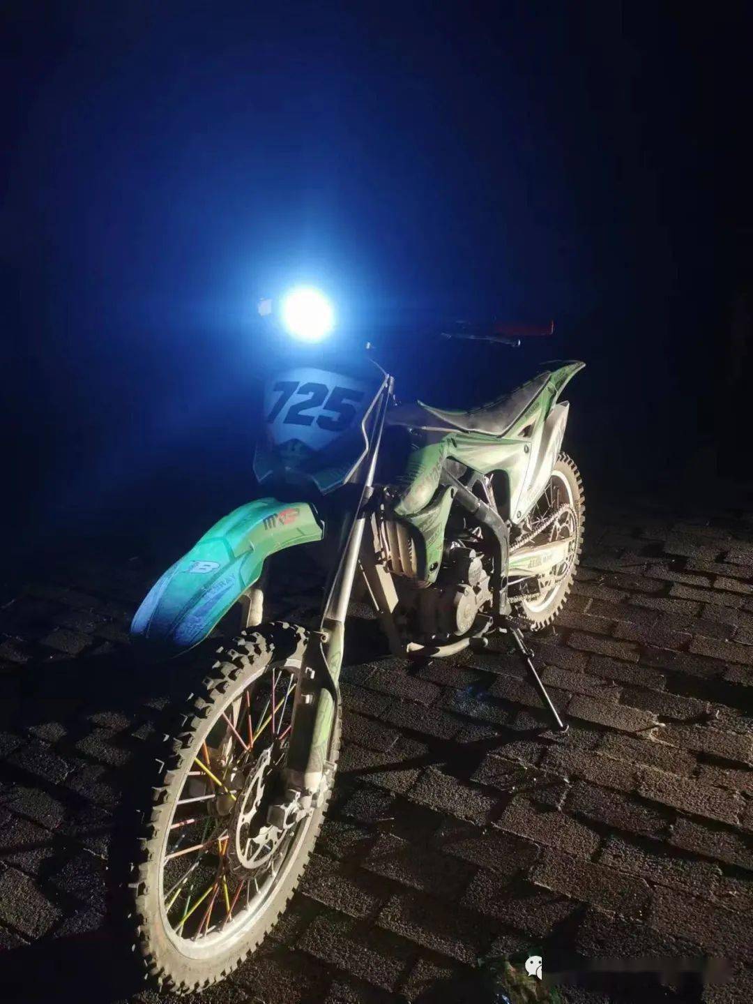 深夜县城鬼火少年炸街扰民涞源公安交警一举查获三辆炸街摩托车