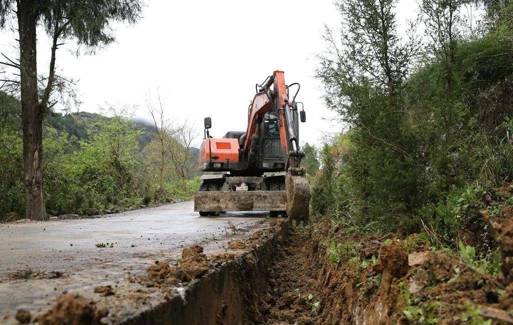 大修靠项目小养靠群众道真桃源乡农村公路养护有新招