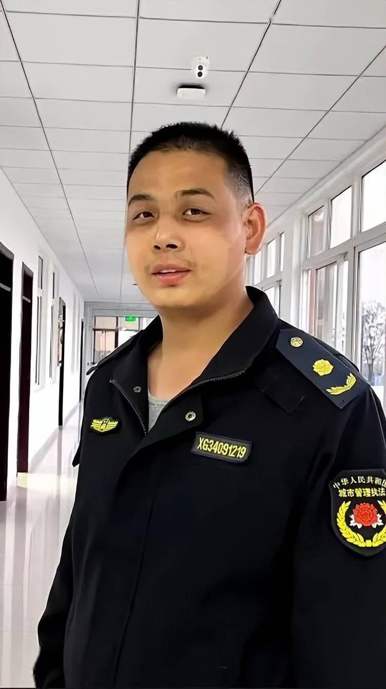工作在网上"火"了中店乡城管执法中队的潘亚日前,安徽省六安市金安