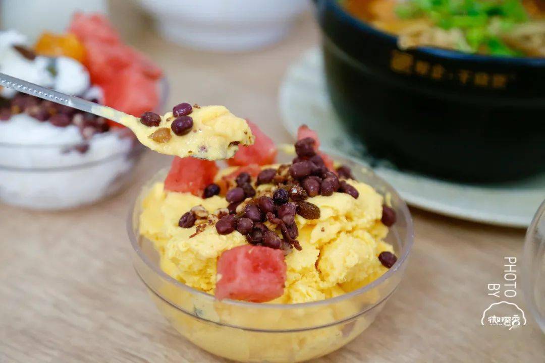 老板推荐了这个芒果酪,这个很像雪花酪里加了芒果的味道