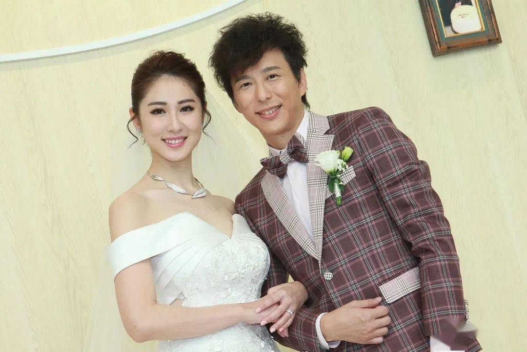 邓健泓自爆当年背着李施嬅撩石咏莉