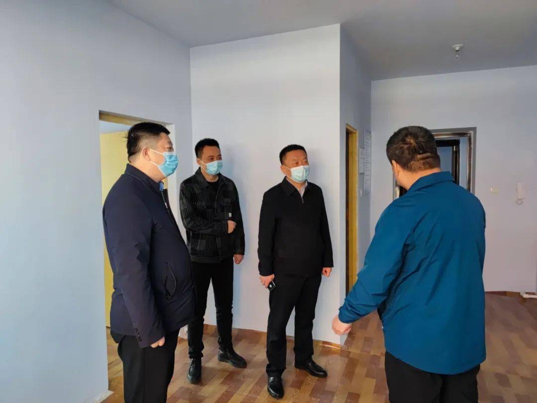 尖山区委副书记区长王言磊带队检查社区疫情防控和社会面管控工作落实