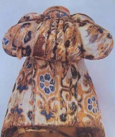 唐代变体宝相花纹云锦云头履履以丝织物制作,吐鲁番出士的一双高头锦