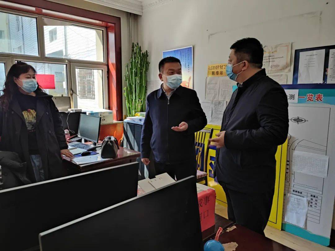 尖山区委副书记区长王言磊带队检查社区疫情防控和社会面管控工作落实