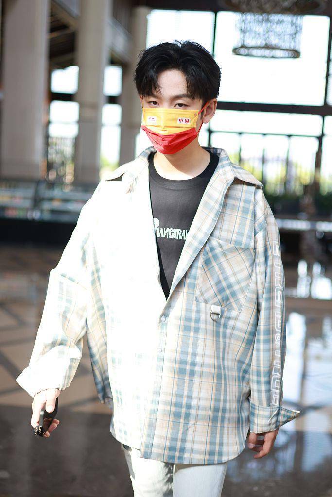 齐思钧穿湖蓝色系格子衫干净清爽 补丁设计牛仔裤彰显个性_西红柿炒蛋