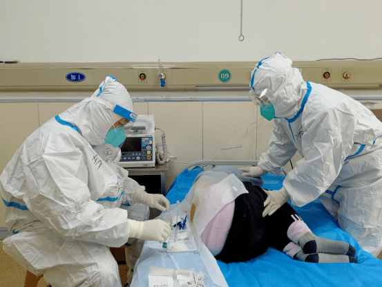 根据脑脊液检查结果明确诊断为脑膜炎,医疗组长曹杰与长春市传染病院