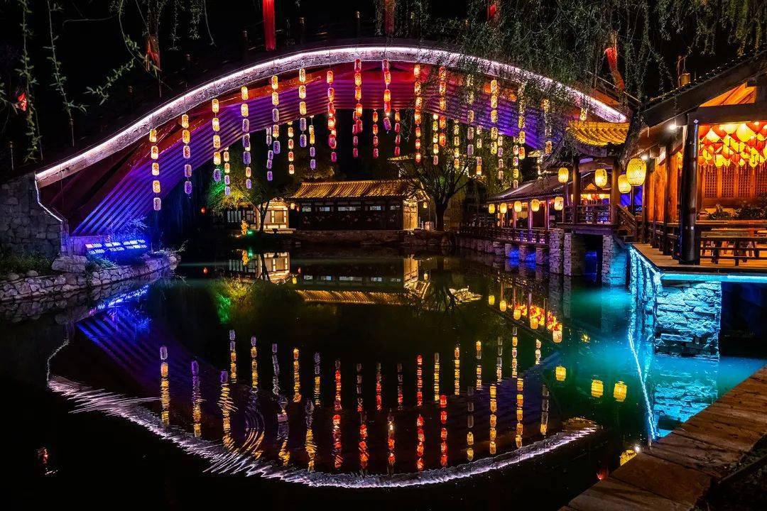 襄阳盛世唐城景区全景行进式夜游点亮夜经济