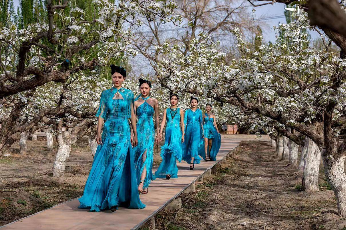 阿瓦提乡梨园里,库尔勒市摄影家协会的摄影家们正在欣赏"千树万树梨花