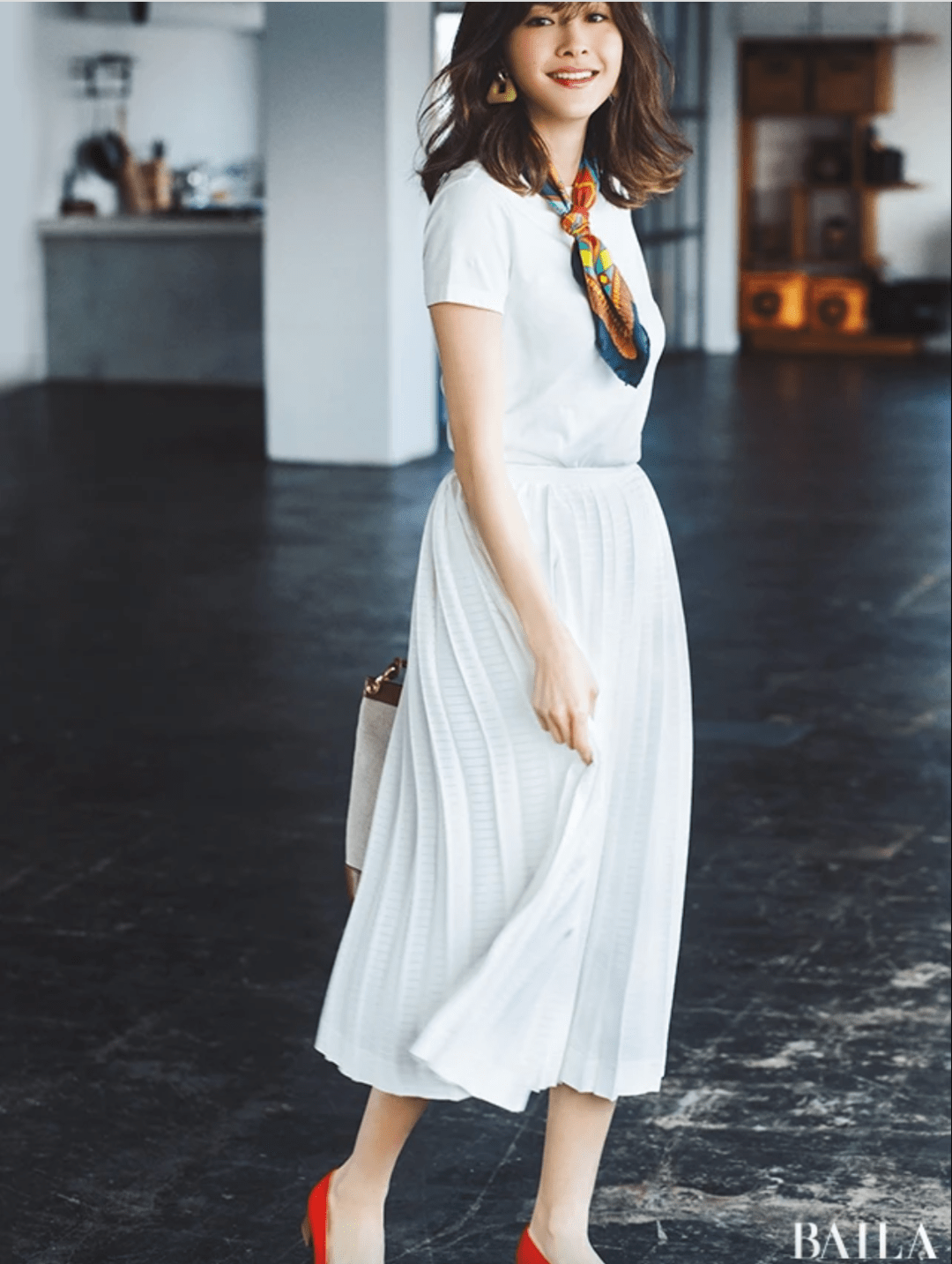 最不挑人的白t恤穿法配条丝巾瞬间摆脱路人感