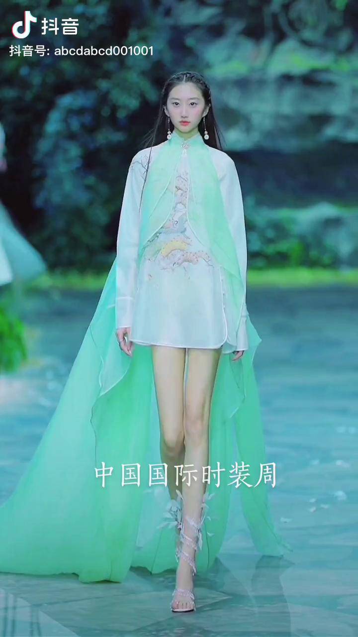 孙小涵北京服装学院的校花景甜司藤女神中国国际时装周