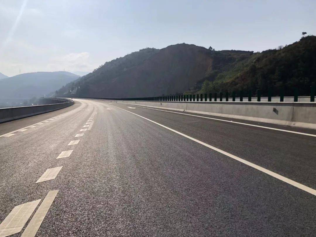 一期通车锦场村枢纽互通立交主线桥,位于凤仪镇境内,该桥上跨g320国道