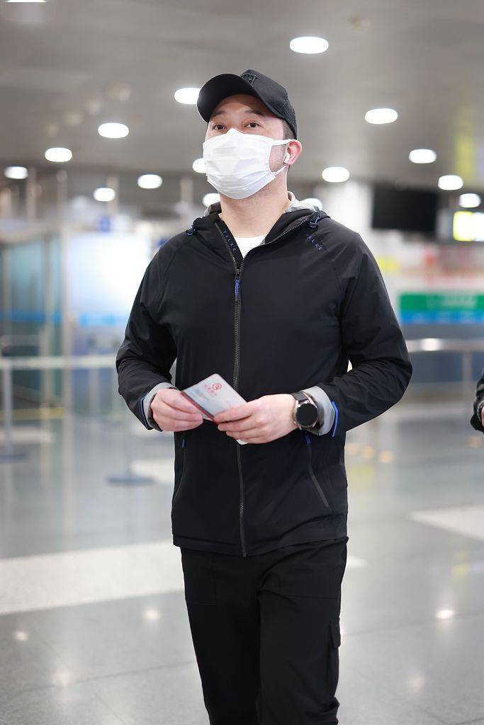 2022年4月12日,北京,沙溢现身机场.沙溢最新机场街拍,低调简约.