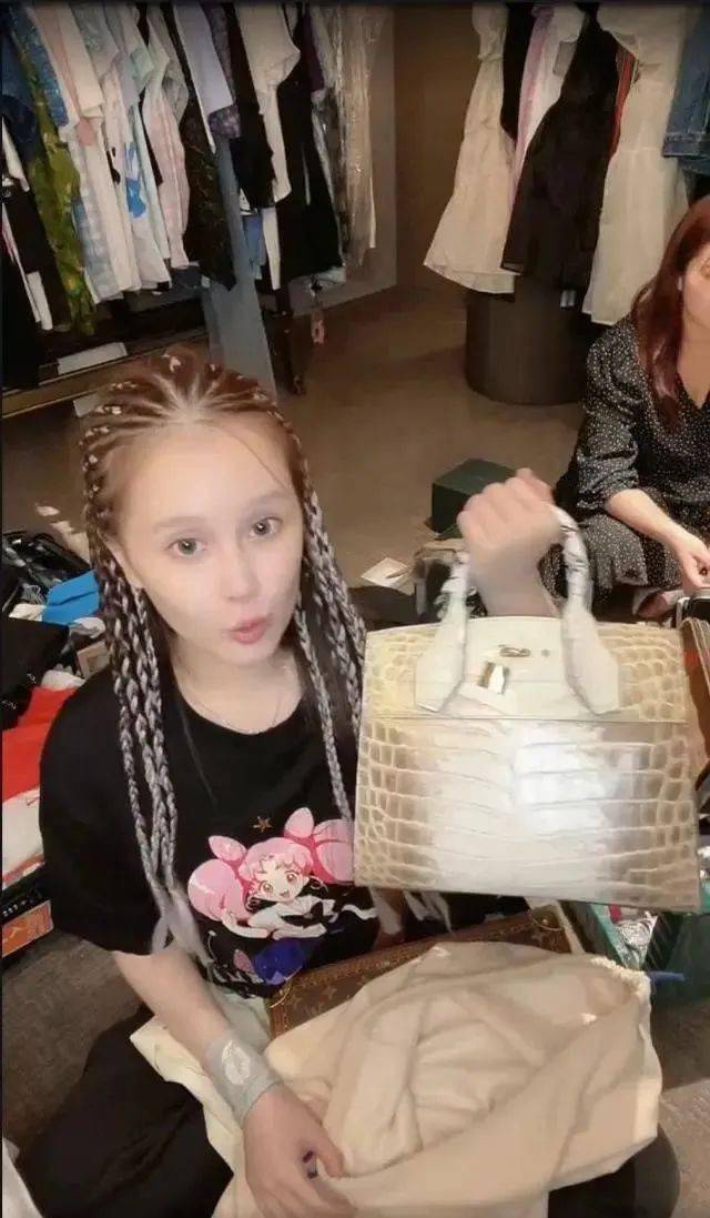 天天向上》,汪涵亲切喊她"涵涵",她并不领情,冲汪涵大喊"社会你球姐"