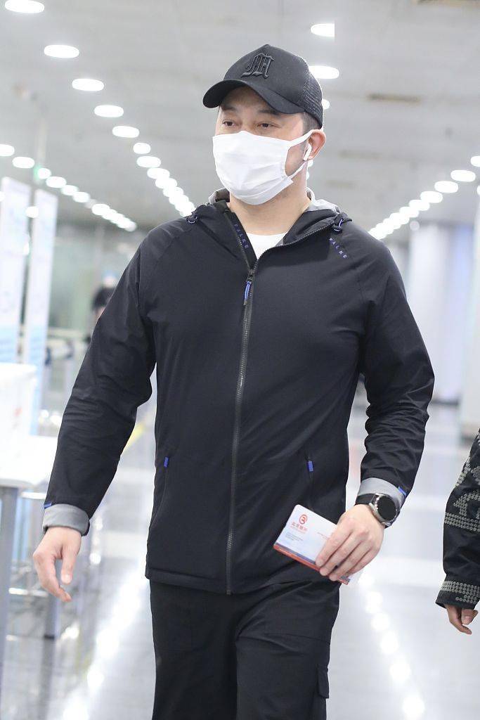 2022年4月12日,北京,沙溢现身机场.