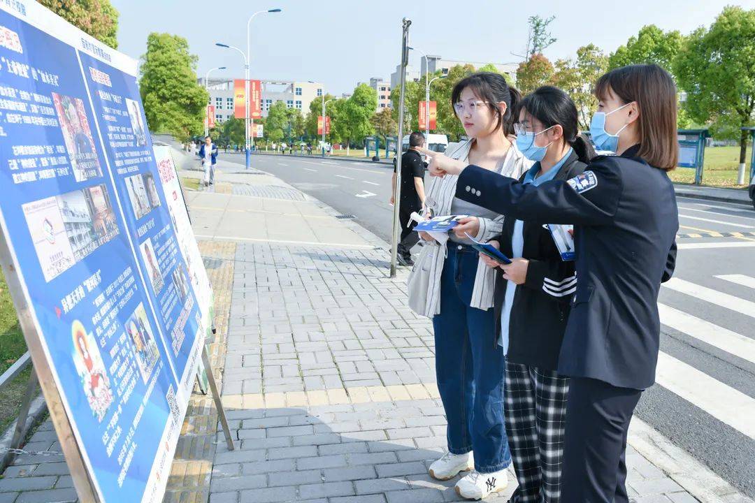 宣傳單↓↓↓集中宣傳活動現場,民警通過設置宣傳展板,張貼宣傳海報