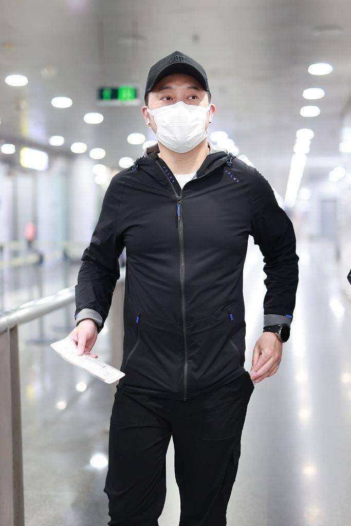 沙溢身穿黑色运动套装戴棒球帽利落减龄