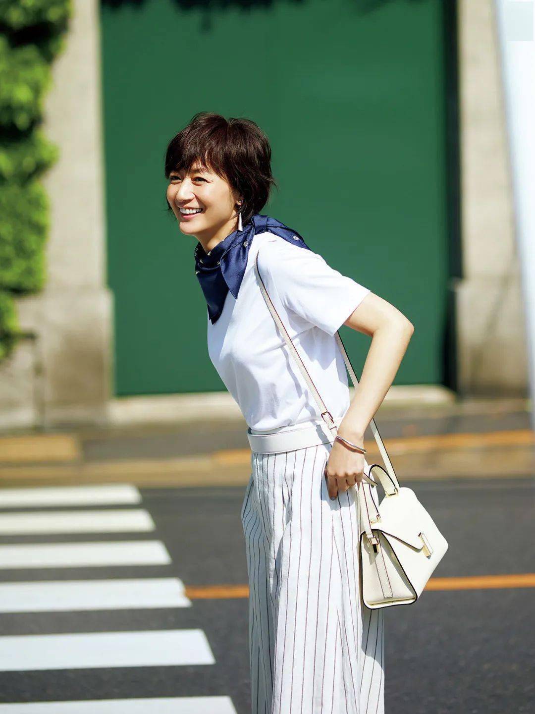 最不挑人的白t恤穿法配条丝巾瞬间摆脱路人感