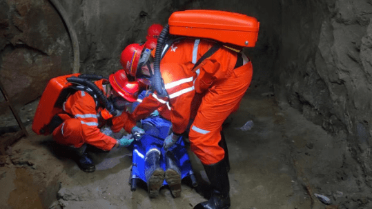 牟平区开展井下中毒窒息突发事件应急救援演练