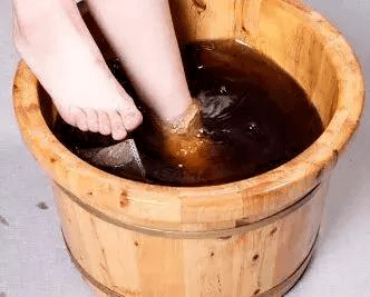 3.中药涂擦中药涂擦是指将各种外用药物直接涂擦于患处的中医外治法.