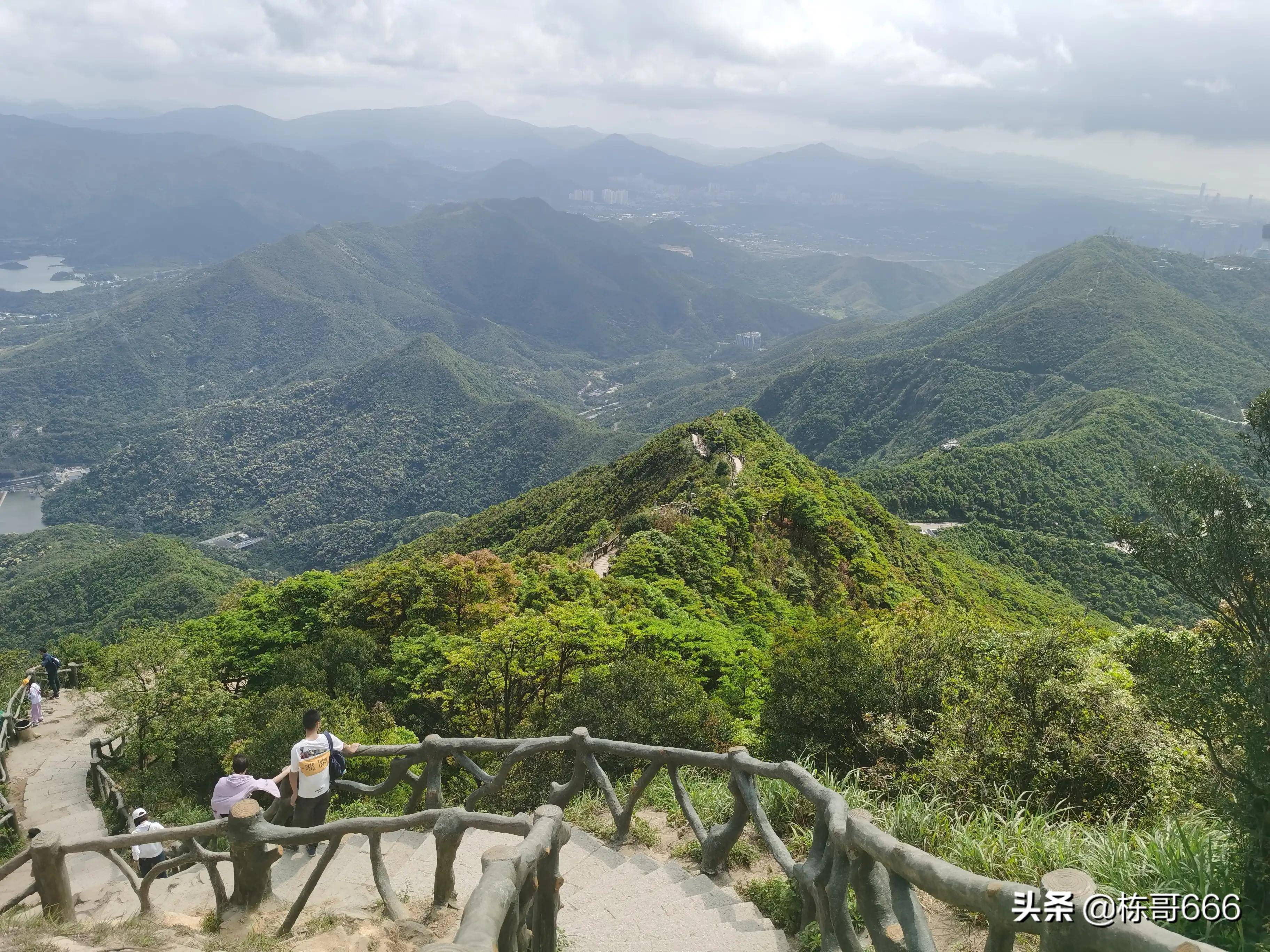 深圳梧桐山的好汉坡确实具有挑战性登顶鹏城第一峰其乐无穷